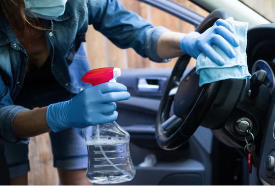 Auton sisäpuhdistus